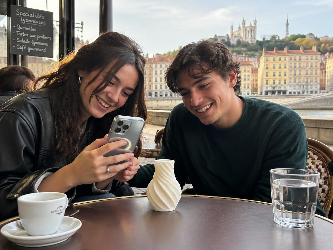 Jeunes revendeurs qui filment un produit pour TikTok